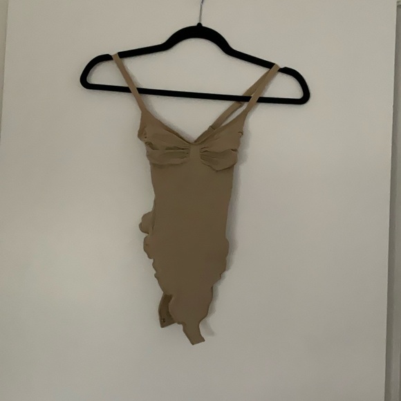Skims low back thong bodysuit - Picture 1 of 7